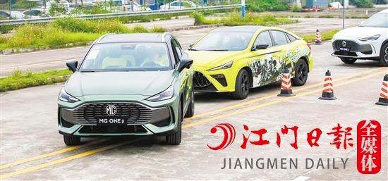 試駕現(xiàn)場(chǎng)設(shè)置了重重考驗(yàn)關(guān)卡。