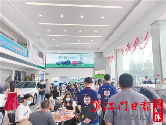 端午節(jié)假期期間，新政策的實(shí)施吸引了許多消費(fèi)者到4S店看車、買車。