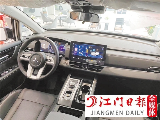 阿圖柯內(nèi)飾科技感強。