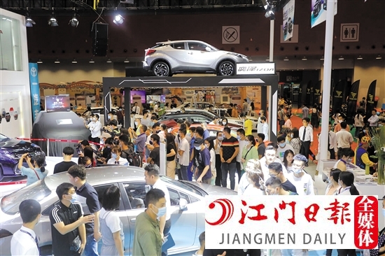 本報往年舉辦的大型車展，吸引大批市民。