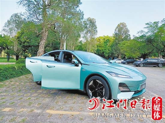 深藍(lán)SL03外觀時(shí)尚運(yùn)動(dòng)。