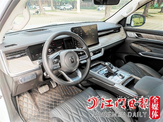 內(nèi)飾幾乎都是皮質(zhì)面料，很豪華。