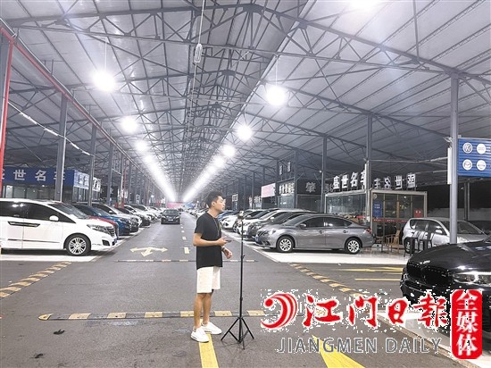 室內(nèi)燈火通明的背后，是二手車行銷售人員在忙碌直播。