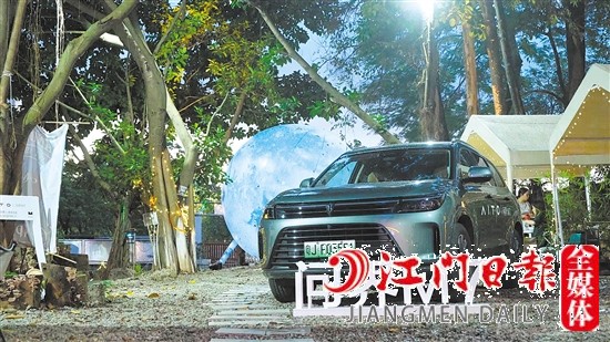 問界M7外觀時(shí)尚大氣。