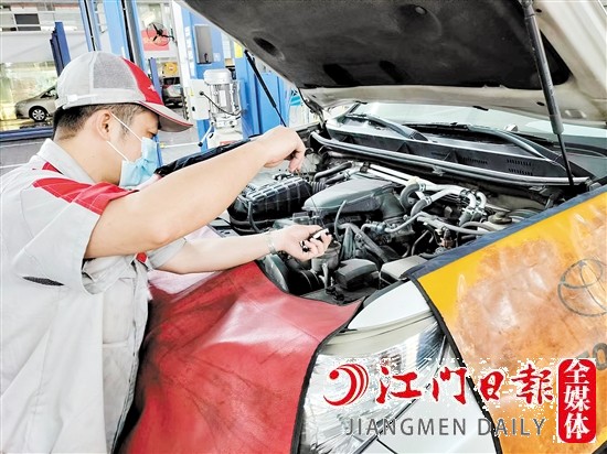 維修人員為車主的愛車進行檢查。