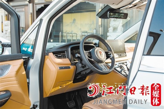 紅旗HQ9內(nèi)飾豪華大氣。