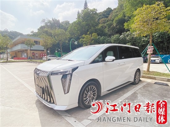 傳祺M8宗師系列雙擎御尊版外觀很霸氣。