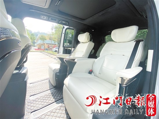 傳祺M8宗師系列雙擎御尊版第二排配備兩張獨立頭等艙座椅。