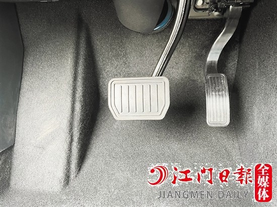 部分新能源汽車把最常用的加速、剎車功能集中到電門上（右邊踏板）。