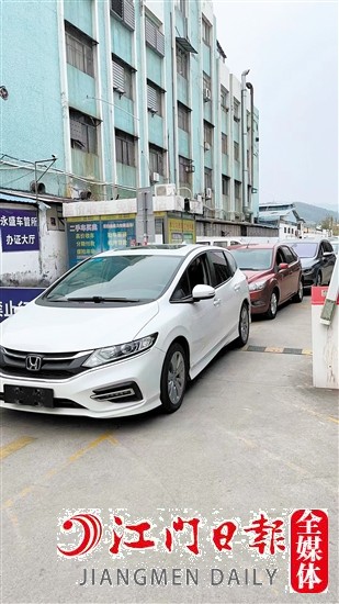 元旦以來(lái)，排隊(duì)等候過(guò)戶的二手車不少。