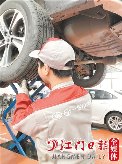 駕車出行前，要做好車輛保養(yǎng)。