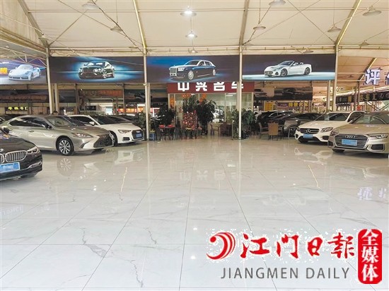 不少二手車行銷售展廳空出一大片。