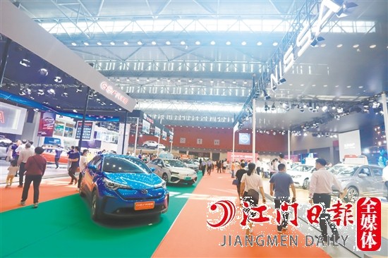 為方便消費者貨比三家，春季車展組委會將把往屆的新能源汽車展區(qū)升級為新能源汽車展館。圖為2021年“五一”車展新能源汽車展區(qū)。