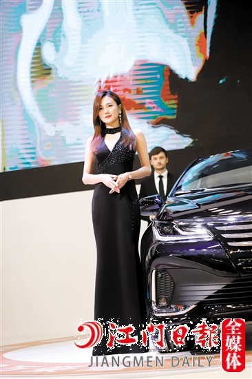 車展現(xiàn)場少不了香車美女。