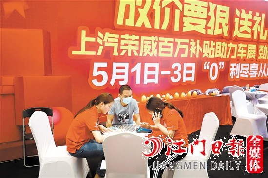 消費(fèi)者與商家簽訂購車合同時(shí)，要多加留意。