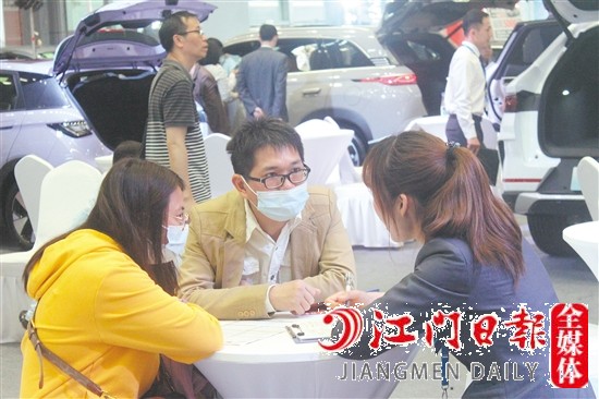 現(xiàn)場良好的氛圍吸引消費者下單購車。