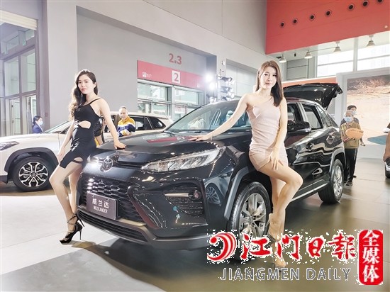 香車美女吸引眾多市民目光。