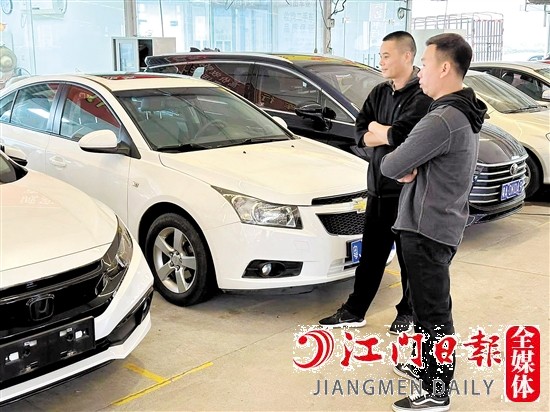 降價(jià)潮下，部分準(zhǔn)備購買二手車的市民持觀望態(tài)度。