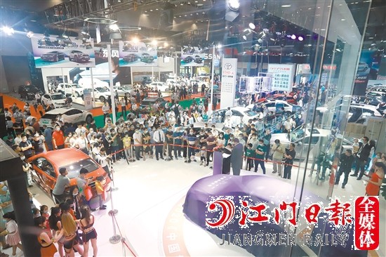 往屆“五一”車展吸引許多消費(fèi)者前來看車、購車。