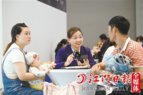 消費者現(xiàn)場向銷售人員咨詢購車相關情況。