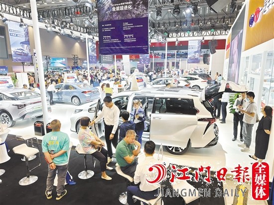 車展現(xiàn)場人氣旺。