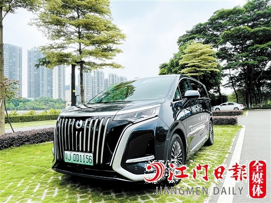 騰勢(shì)D9看起來好像很笨重，但駕駛起來非常輕巧。