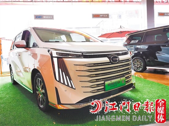 傳祺E9采用新的“鯤鵬展翼”設(shè)計(jì)主題，氣場(chǎng)更加強(qiáng)大。