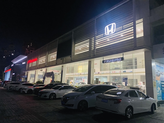 我市多家新車經(jīng)銷商將營業(yè)時間延長至晚上。