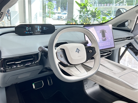 昊鉑GT的內(nèi)飾造型簡約有科幻感。