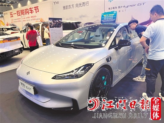 憑借帥氣的外形，轎跑牢牢吸引年輕消費者的目光。