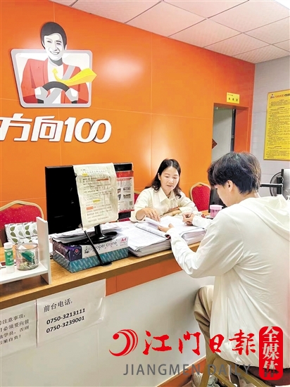 學(xué)生在駕校報(bào)名學(xué)車。