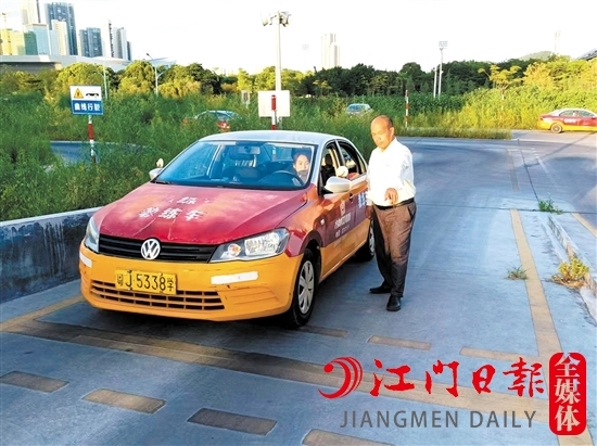 教練在教學(xué)生學(xué)車。