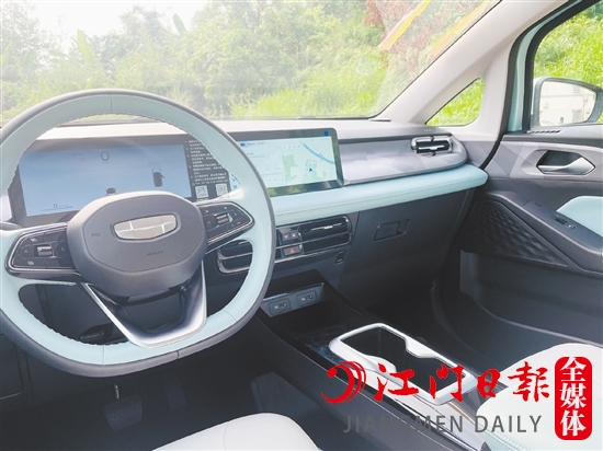 幾何E螢火蟲內飾設計科技感十足。