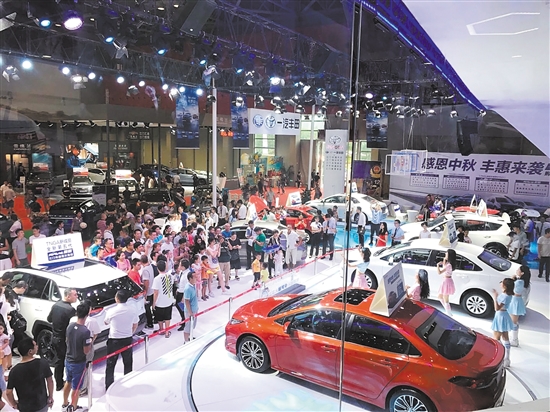 “十一”車展以規(guī)模大、規(guī)格高而著稱。圖為往屆“十一”車展現(xiàn)場(chǎng)。