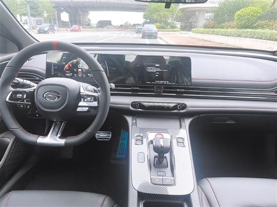 2023款影豹的內飾設計了分層T形中控臺，時尚好看。