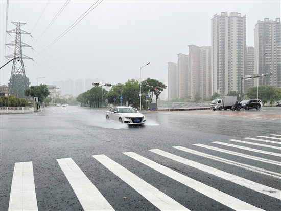 暴雨天行車時需注意減速慢行。