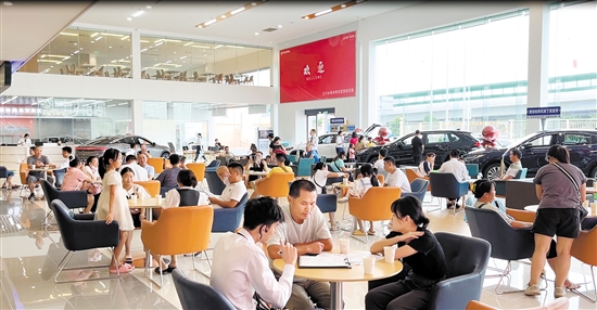 “雙節(jié)”假期前三天，車展客流帶動了4S店展廳客流。