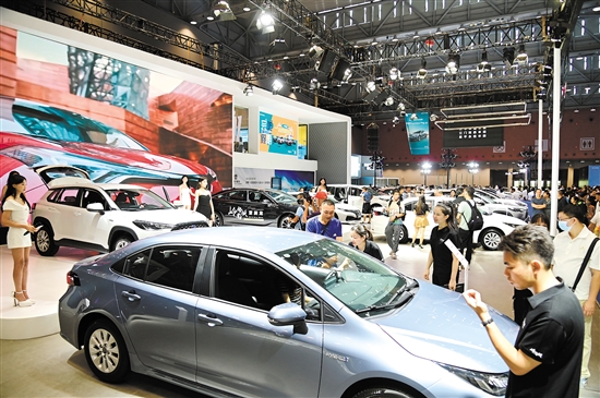 中秋國慶車展期間，吸引不少消費者看車、購車。