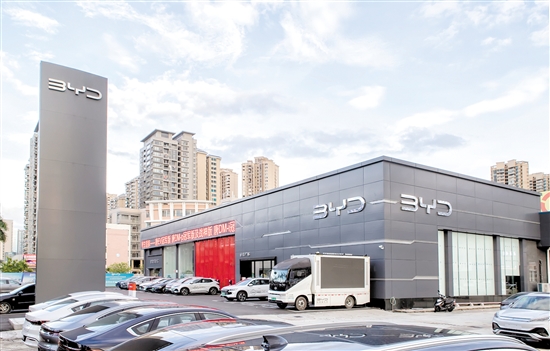 臺山市第一家比亞迪4S店環(huán)境優(yōu)越，將為消費者提供高品質的服務。