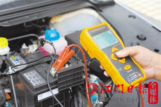 維修人員使用專業(yè)設(shè)備檢查蓄電池狀態(tài)。