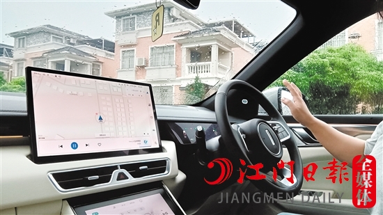 新車內(nèi)飾進(jìn)行了全新設(shè)計(jì)，比起老款車型更具豪華感。