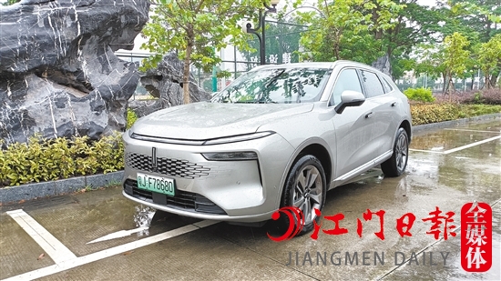 新摩卡DHT-PHEV對(duì)前臉進(jìn)行了重新打造，整體輪廓大氣優(yōu)美。