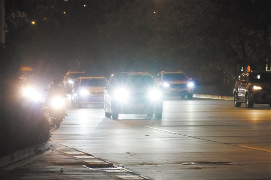 濫用遠(yuǎn)光燈危害大，車主要養(yǎng)成文明開車的好習(xí)慣。張澤彬攝