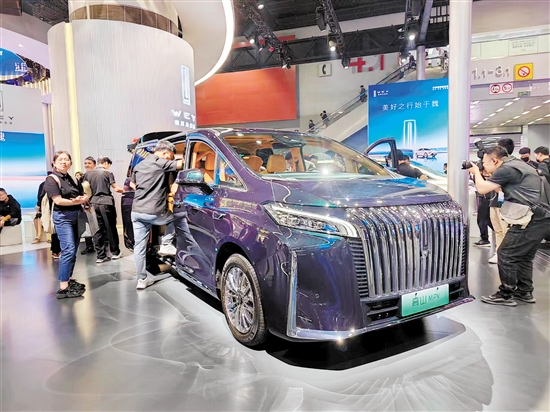 車展現(xiàn)場(chǎng)，亮相的新能源MPV非常多。