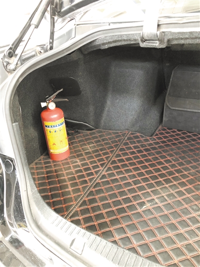 車內(nèi)要配備有效滅火器，并注意檢查是否超過使用年限。