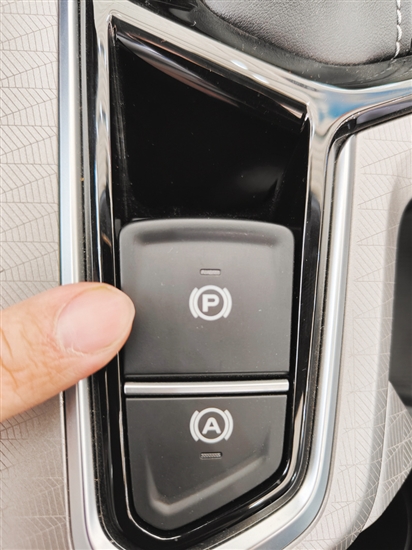 車主在停車時應注意拉好手剎或啟動電子手剎。