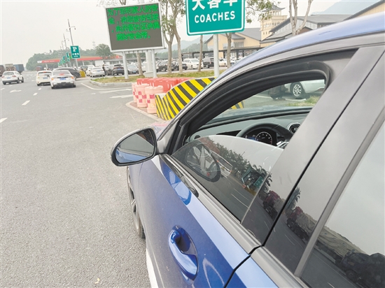在天氣不太熱也不太冷、汽車處于中低速行駛的情況下，打開窗是較好的選擇。