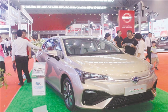 很多消費(fèi)者在“五一”車展上買到了心儀的靚車。