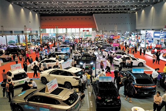 往年的“五一”車展現(xiàn)場人氣旺。