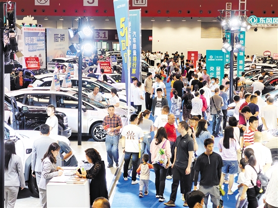 車展現(xiàn)場人氣旺。